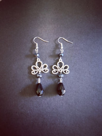  Korvakorut musta pisara