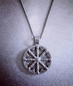 Musta pyörä kaulakoru