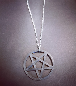 Musta pentagrammi kaulakoru 