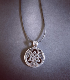Pyöreä kelttisolmu kaulakoru