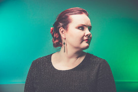 Roikkuvat korvakorut musta