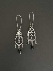 Roikkuvat ristikorvakorut isolla koukulla 