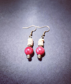 Korvakorut punainen kivi 