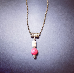 Kaulakoru punainen kivi 