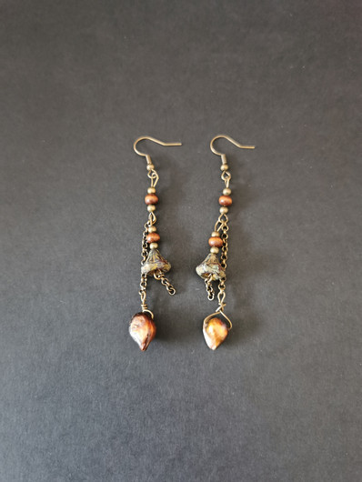 Korvakorut ketju ja simpukka 