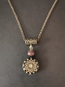 Mustakulta kukka kaulakoru