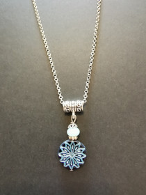 Sinimusta kukka kaulakoru