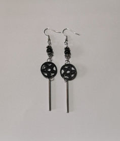 Korvakorut pentagrammi teräs piikillä