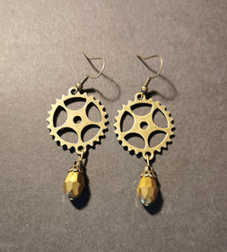 Gear earrings with gold colored drop
