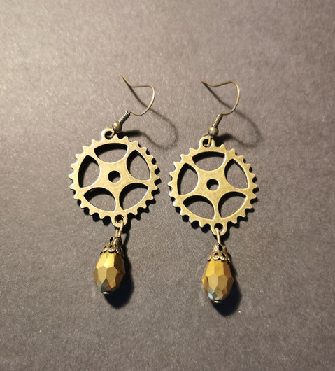 Gear earrings with gold colored drop