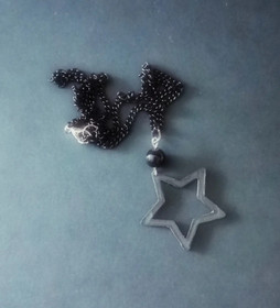 Tähti kaulakoru musta