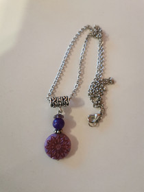 Pinkki ja violetti kukka kaulakoru