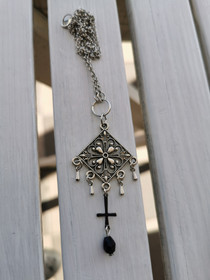 Goottikaulakoru pisaralla ja ristillä