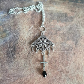 Goottikaulakoru pisaralla ja ristillä