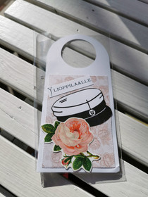 Pulloon laitettava ylioppilaskortti ruusuilla