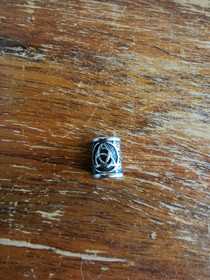 Partakoru tai rastahelmi hopeanvärinen Column with Triple Horn