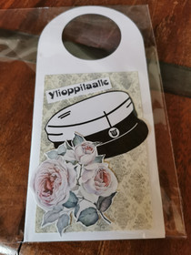 Pulloon laitettava ylioppilaskortti ruusuilla