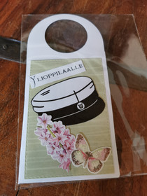 Pulloon laitettava ylioppilaskortti ruusuilla