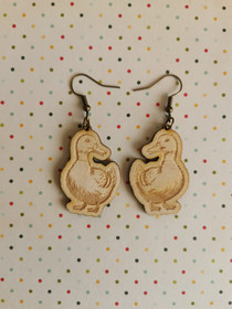 Iloiset ankka korvakorut puusta