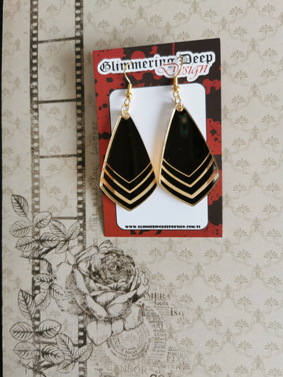 Art deco korvakorut raidoilla