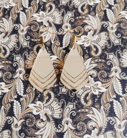 Art deco korvakorut raidoilla