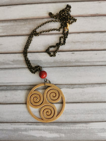 Triskelion kaulakoru