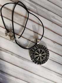 Vegvisir kaulakoru vahanauhalla