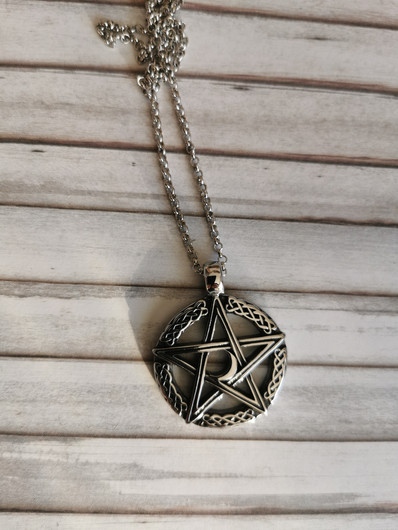 Pentagrammi ja kuu kaulakoru 