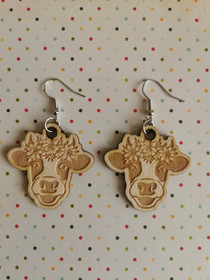 Lehmä korvakorut puusta