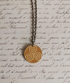 Triskelion kaulakoru