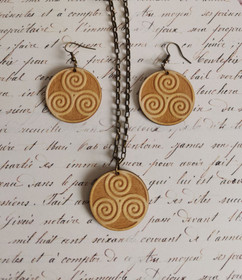 Triskelion kaulakoru