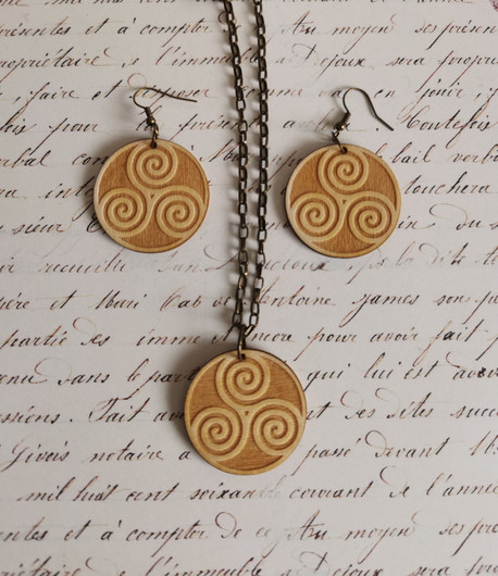 Triskelion kaulakoru