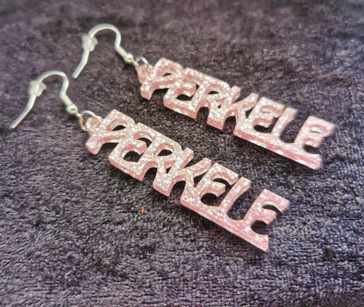 Pinkki glitter Perkele korvakorut 