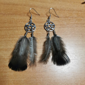 Mustat sulkakorvakorut pentagrammi 1