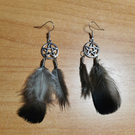 Mustat sulkakorvakorut pentagrammi 2