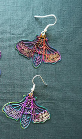 Yöperhos korvakorut