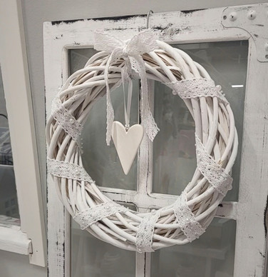 TUOTEPAKETTI 138 Pitsikoristeinen pajukranssi sydämellä