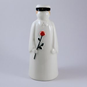 YLIOPPILASPATSAS POIKA, TUMMAT LYHYET HIUKSET, 14 cm