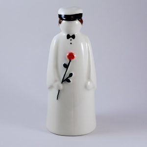 YLIOPPILASPATSAS POIKA, TUMMAT LYHYET HIUKSET, RUSETTI, 14 cm