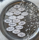 KYLTTI PIENI laj. 5x3x0,4cm, useita teksti vaihtoehtoja.