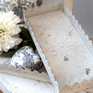 METALLITARJOTIN, ANTIIKIN KERMANVALKOINEN 33,50x15 cm (Keskikoko)