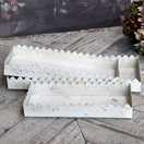 METALLITARJOTIN, ANTIIKIN KERMANVALKOINEN 28,50x12,50 cm (Pieni)