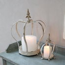 KRUUNUALUSTA KYNTTILÄLLE, ANTIIKIN KERMANVALKOINEN 25 cm