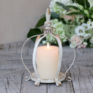 KRUUNUALUSTA KYNTTILÄLLE, ANTIIKIN KERMANVALKOINEN 25 cm