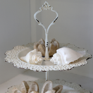 2-KERROKSINEN PYÖREÄ TARJOTIN, ANTIIKIN KERMANVALKOINEN 25,5 cm