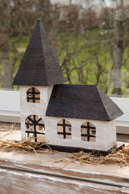 KORISTEKIRKKO, RUSKEA-VALKOINEN 10x28x34 cm