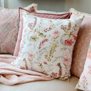 TYYNYNPÄÄLLINEN, KUKAT JA KÖYNNÖKSET 50x50 cm