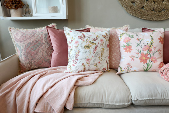 TYYNYNPÄÄLLINEN, KUKAT JA KÖYNNÖKSET 50x50 cm