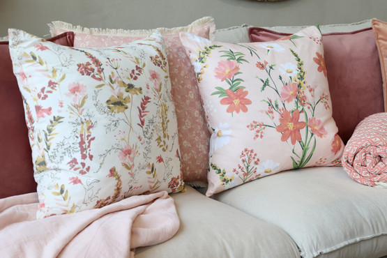 TYYNYNPÄÄLLINEN, KUKAT JA KÖYNNÖKSET 50x50 cm