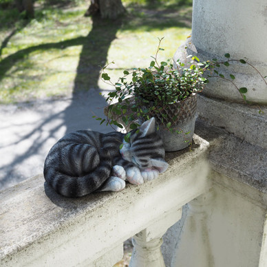 KORISTE NUKKUVA KISSA, RAIDALLINEN 26x18x11,5 cm